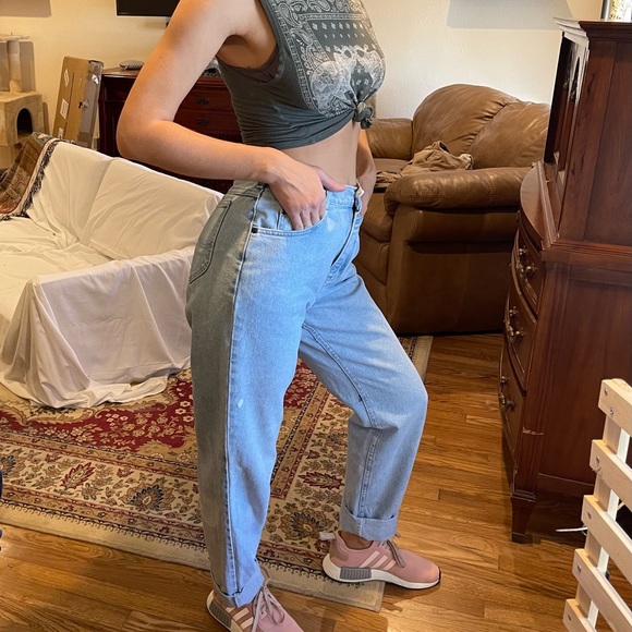 Mom Jeans - Picture 2 of 12